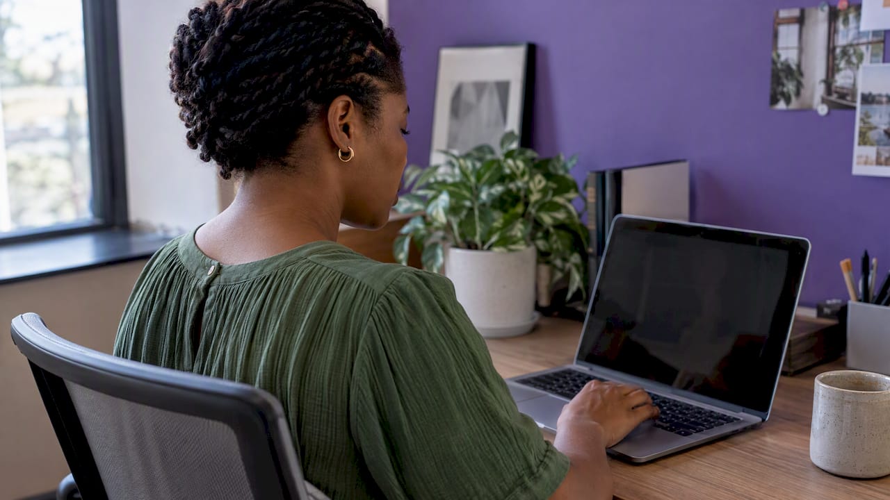 Agent opening a recruiting email at work